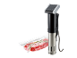 Sous vide-apparaat en vacuümverpakt vlees met rozemarijn.