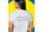 Een vrouw draagt een wit T-shirt met het Lidl-logo.