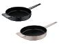 Twee gietijzeren pannen, één zwart en één beige, met handvat en een kleine greep.