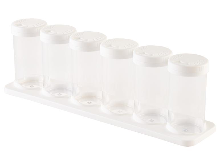 Stel met zes doorzichtige kruidenpotten met witte deksels.