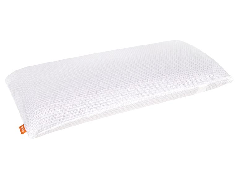 Wit rechthoekig kussen met een gestructureerd oppervlak en een oranje label.