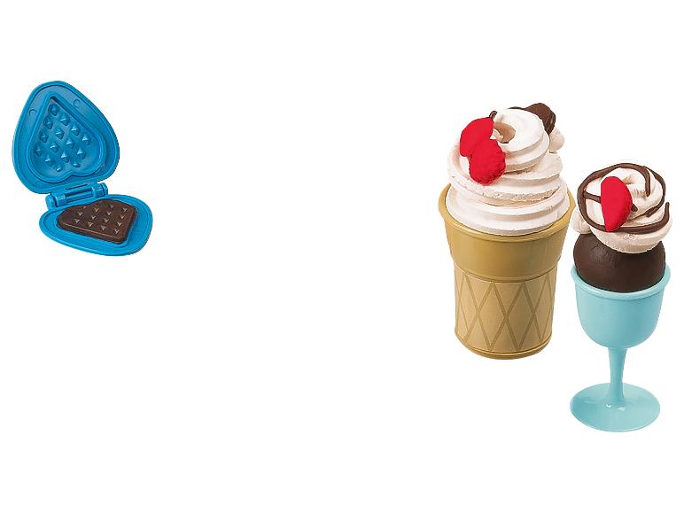 Een blauwe hartvormige wafelmaker met een chocolade-wafel en twee ijsjes