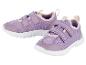 Twee paar paarse kindersneakers met klittenbandsluiting.