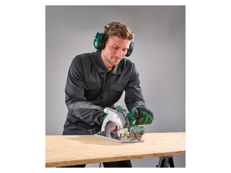 Man in overall en gehoorbescherming zaagt hout met een Parkside cirkelzaag.