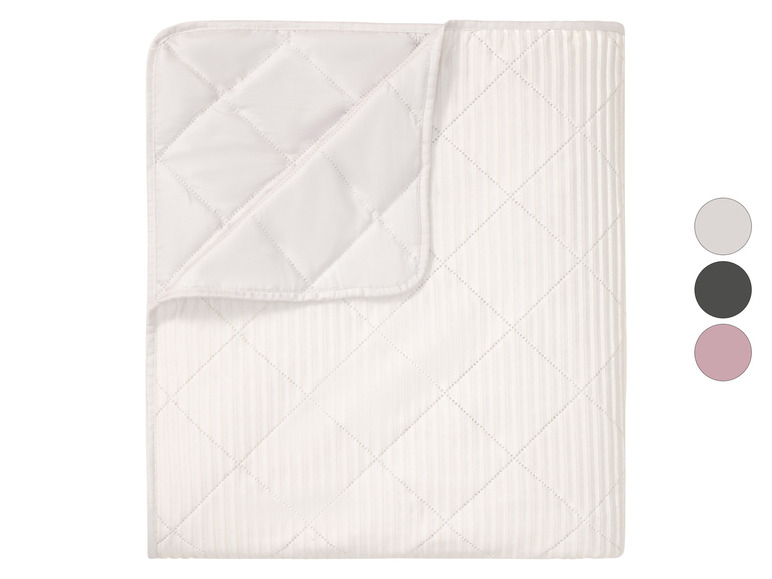 Witte deken met ruitjespatroon en verticale strepen.