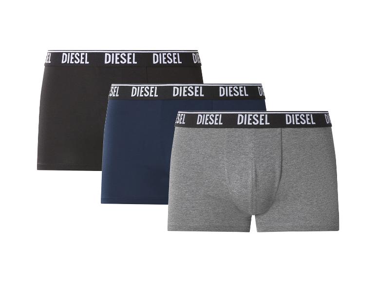 Drie herenboxershorts in zwart, marineblauw en grijs met tekst op de elastische tailleband.