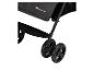 Donkergrijze kinderwagen met zwarte wielen en voetensteun, met het logo 'bebeconfort'.