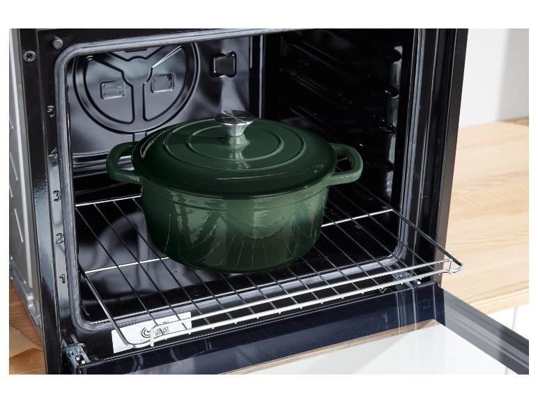 Groene gietijzeren pan SilverCrest in de oven.