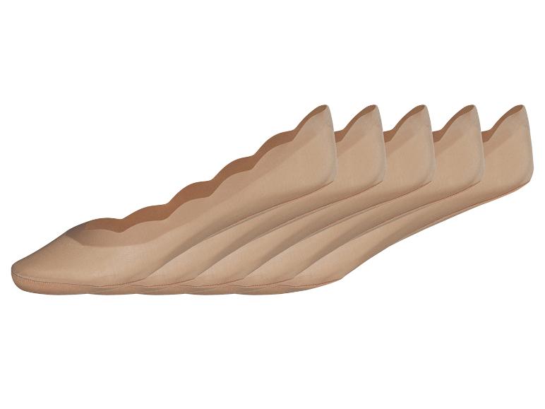 Vijf paar beige onzichtbare sokken, uitgespreid op een witte achtergrond.