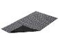 Een grijze deurmat met een geometrisch patroon en een antislip onderkant.