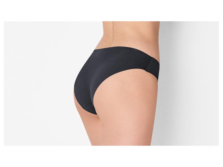 Zwarte, naadloze slip gedragen door een vrouw, achteraanzicht.