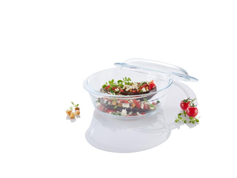 Glazen ovenschaal met deksel, gevuld met gebakken aubergine, feta en croutons.