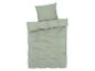 Een lichtgroen dekbedovertrek met bijpassende kussenslopen.