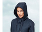 Een donkerblauwe jas met capuchon voor dames.