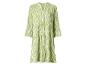 Dames midi-jurk met groen-witte zebraprint, 3/4 mouwen en een overhemdkraag.