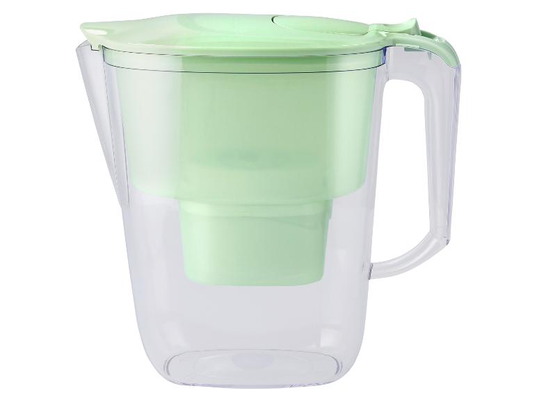 Waterfilterkan met lichtgroen inzetstuk en deksel.