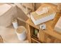 Badkamermeubels en accessoires: houten tissuebox, toiletborstel, prullenbak.