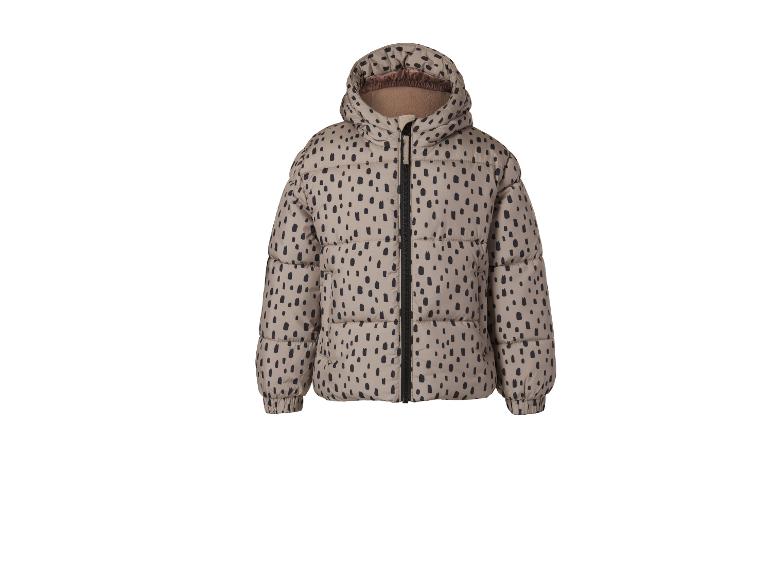 Beige kinder pufferjack met zwarte stippen en capuchon.