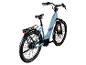 Lichtblauwe elektrische fiets met bagagedrager en spatborden
