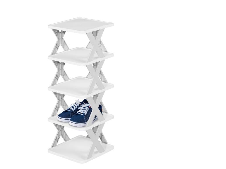5-laags schoenenrek met een paar blauwe sneakers.