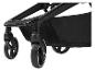 Close-up van een zwarte kinderwagen met wielen.