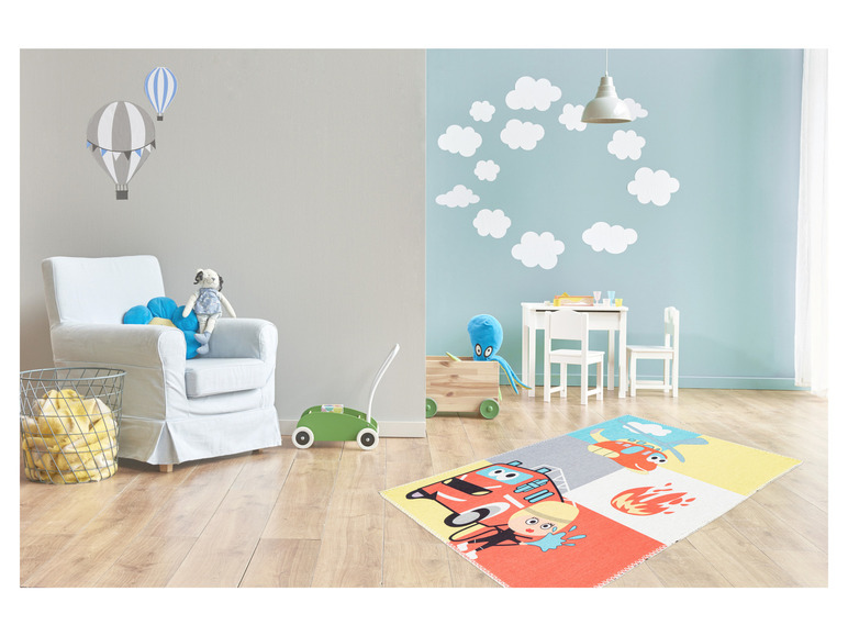 Een speelkleed met een brandweerwagen, helikopter en vlammen.