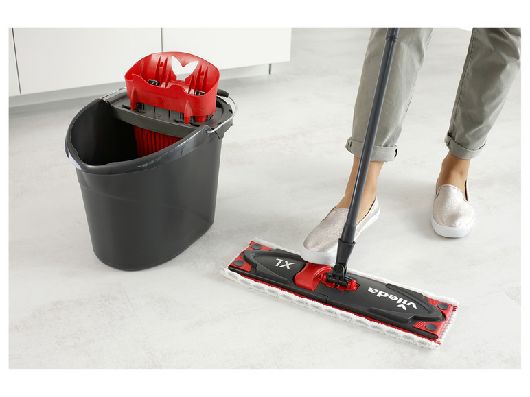 Een Vileda mop met een emmer voor het schoonmaken van de vloer.