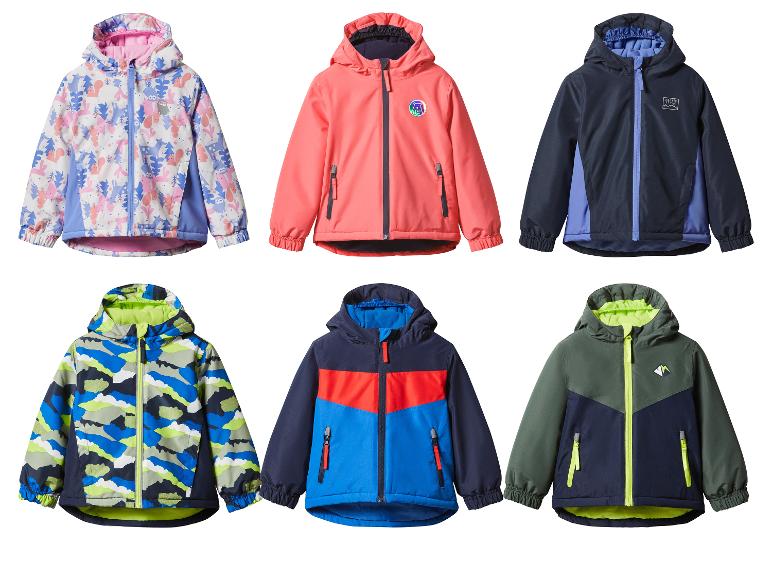 Zes kinderwinterjassen in diverse kleuren en patronen, waaronder dierenprints en kleurblokken.