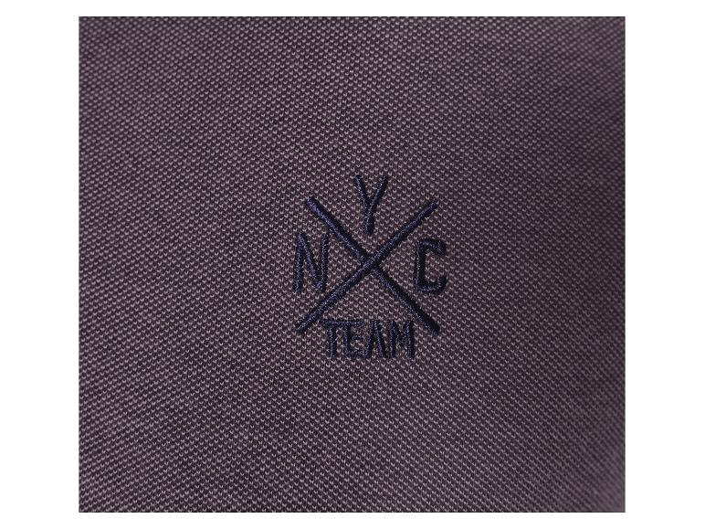NYC Team polo: donkergrijze piqué stof met geborduurd logo.