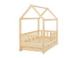 Een houten kinderbed met een huisvormig frame en een lade.