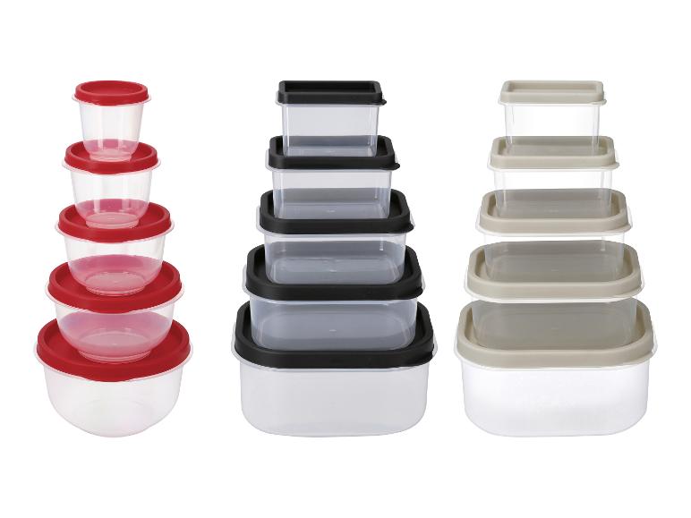 Set stapelbare transparante plastic voedselcontainers met gekleurde deksels.