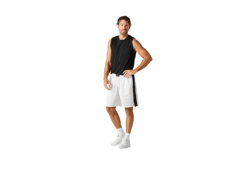 Man in zwart tanktop en witte basketbalshorts.