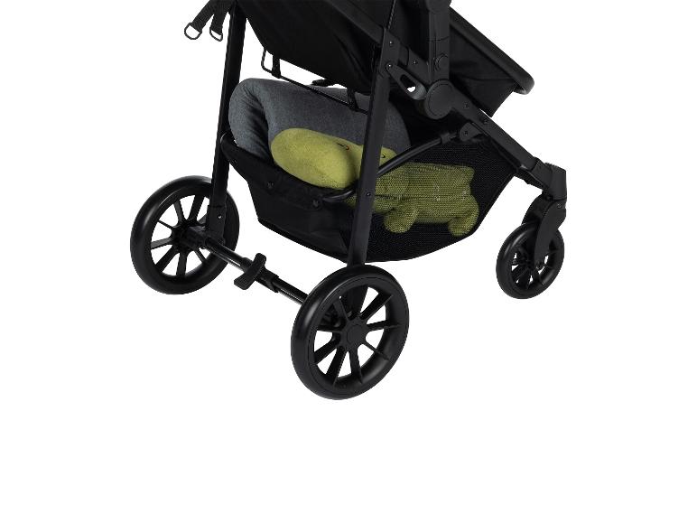 Zwarte kinderwagen met mand en babyaccessoires.