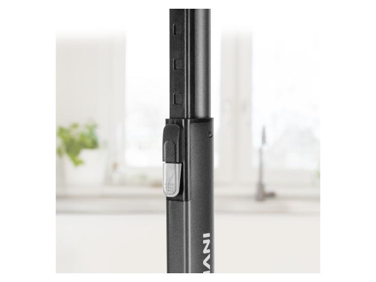 Close-up van een zwarte telescopische steel met verstelmechanisme in een lichte kamer.