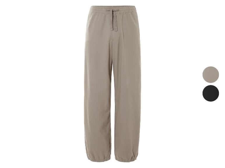 Beige broek met elastiek aan de taille en een koord.