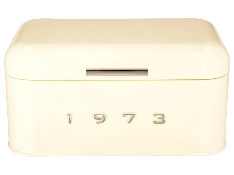 Crèmekleurige broodtrommel met zilveren handvat en het jaartal '1973' in reliëf op de voorkant.