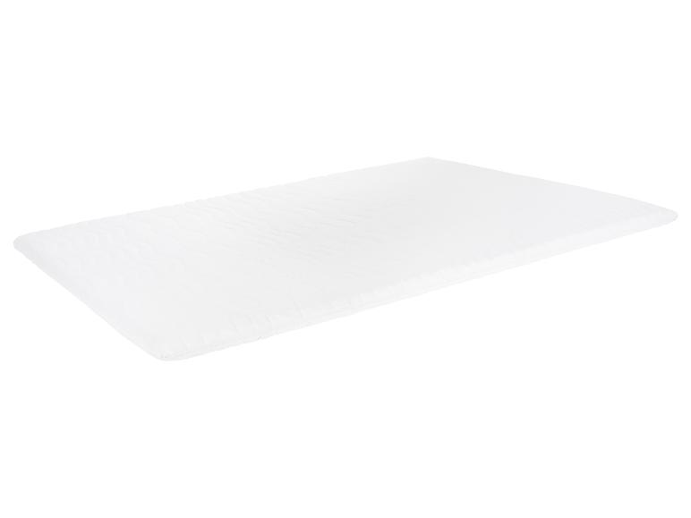 Een wit matras met een gestikte oppervlakte.