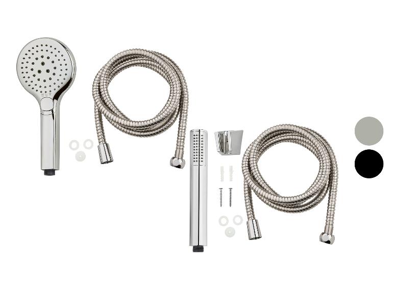 Twee chromen douchesets met douchekoppen, slangen en montageaccessoires.
