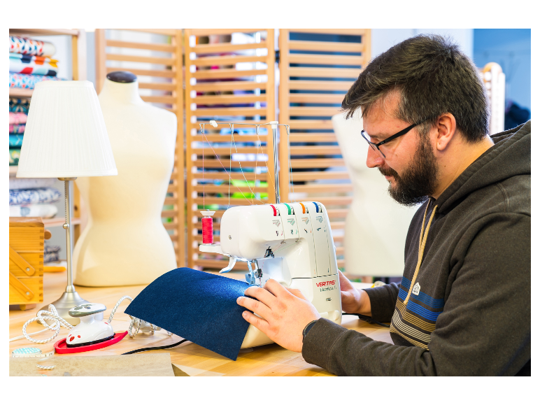Een man naait met een Veritas Elastica II overlockmachine.