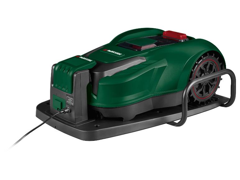 Groene en zwarte robotmaaier met oplaadkabel, op een witte achtergrond.