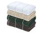 Een stapel van vier gevouwen handdoeken in wit, beige, groen en bruin.