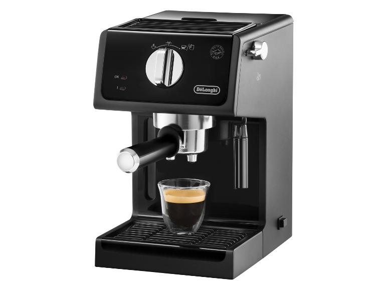 Zwart DeLonghi espressomachine met een glazen koffiekopje.