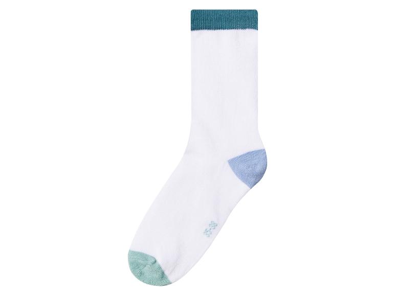 Witte sok met groene boord en blauwe hiel