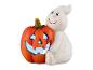 Halloween decoratie: spookfiguur die een pompoen met gesneden gezicht en licht omhelst.