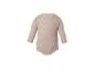 Beige baby romper met lange mouwen op een witte achtergrond.
