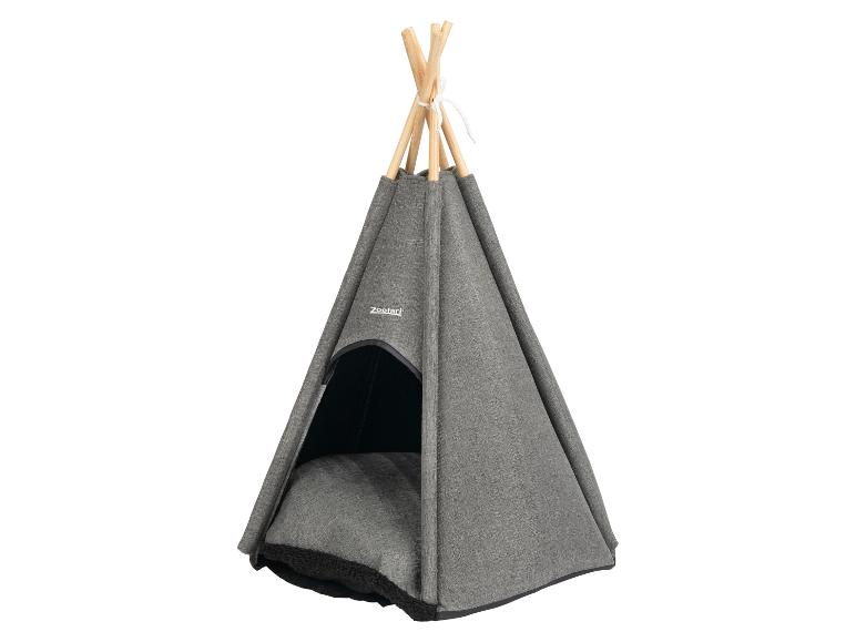 Grijze tipi voor huisdieren met houten stokken en een zacht kussen erin.