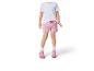 Meisje in een wit T-shirt en roze korte broek met patroon.