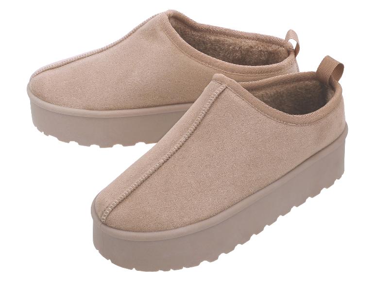 Beige, harige pantoffels met plateauzool en gekartelde zool.