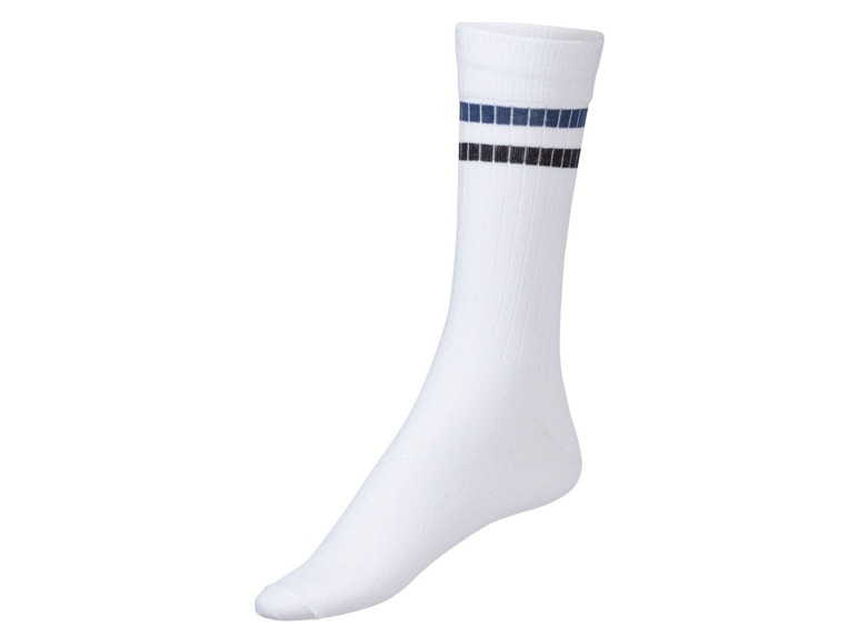 Witte sokken met blauwe en zwarte strepen.