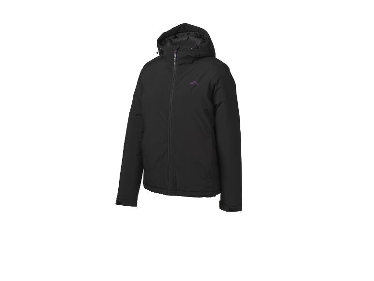 Zwarte winterjas met capuchon en rits, met een paars logo op de borst.